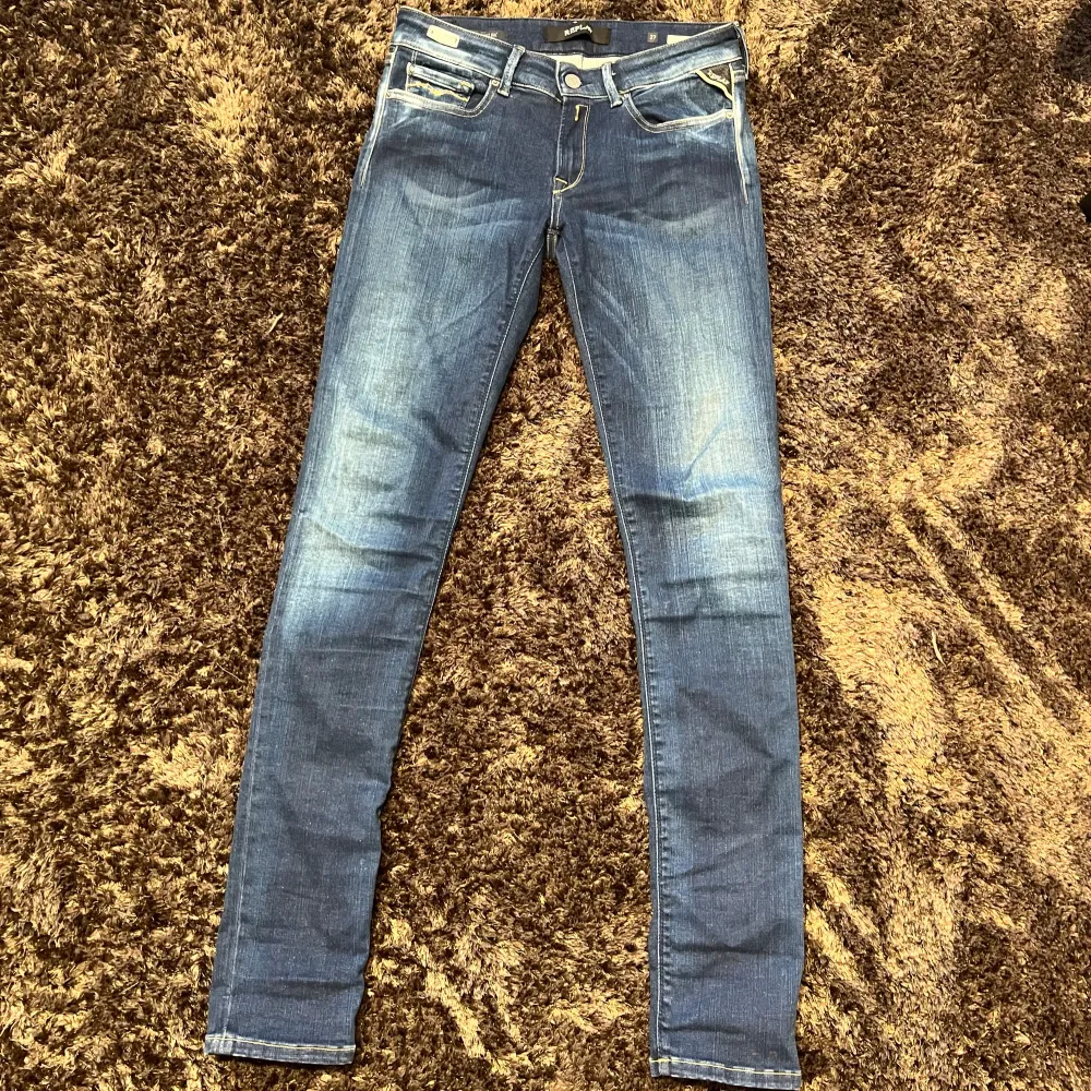 Feta Replay jeans för endast 299kr i storlek 28/32. Jeansen är i väldigt bra skick . Jeans & Byxor.