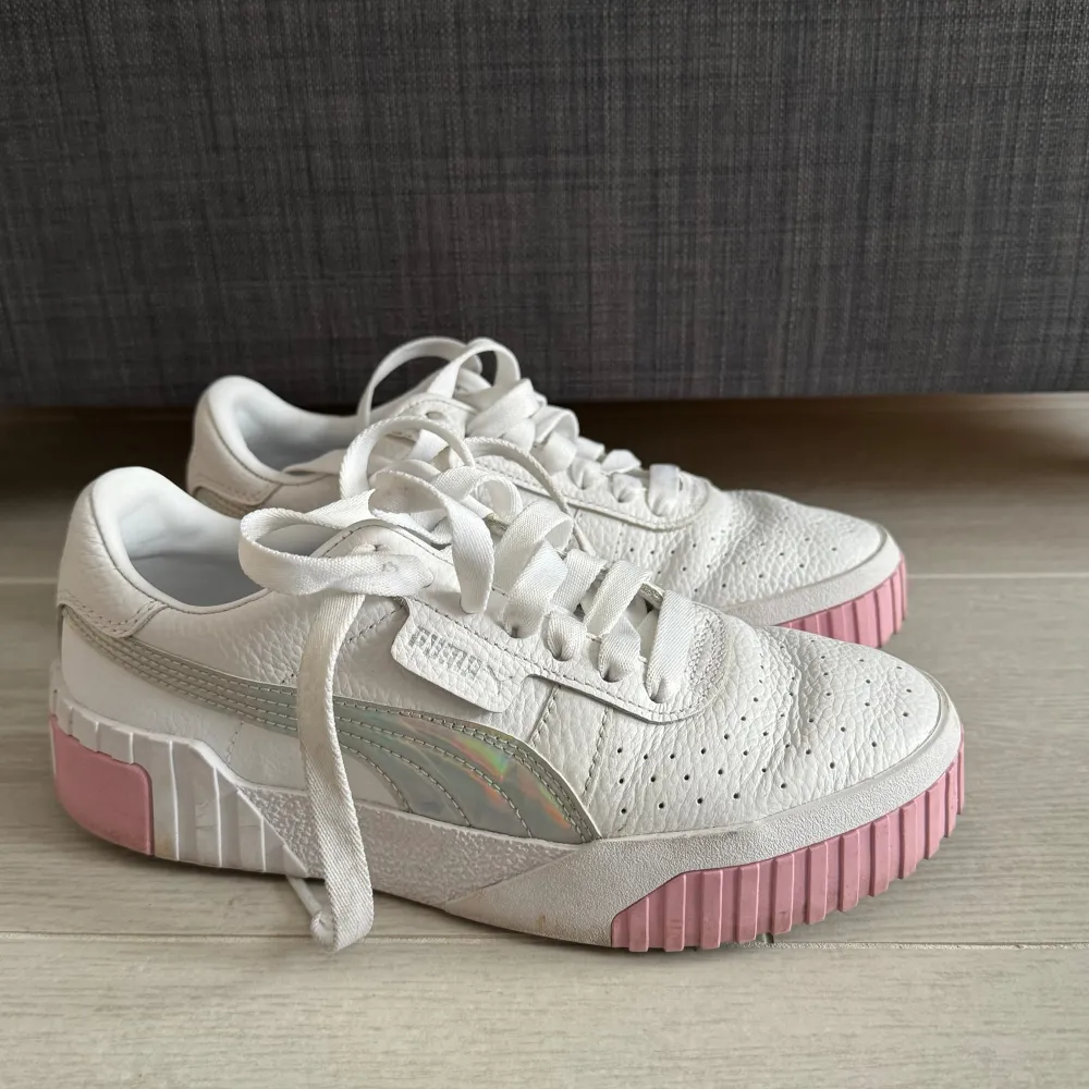 Snygga Puma Sneakers med rosa/silver detaljer || strl 36 || bra skick . Skor.