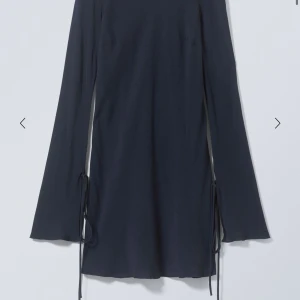 Klänning  - Ny klänning från weekday aldrig använd då jag beställde två. Supersnygg Köparen står för frakten