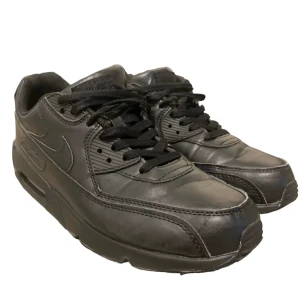 Nike Air Max 90 - Säljer svarta Nike Air Max 90 skor i storlek 46. De är i väldigt bra skick och är riktigt sköna. Skriv till mig om du har några frågor