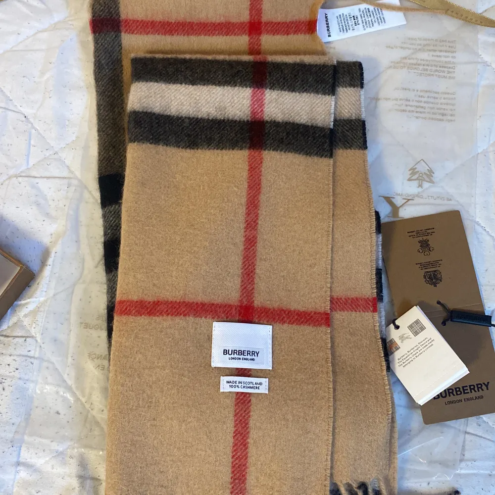 Helt ny oanvänd burberry scarf, säljer pga att ja inte använder den , pris kan diskuteras. 950 vid snabb affär. Övrigt.