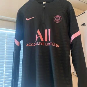 Psg tröja  - Helt ny tröja, ord pris 799 men säljer den för 499 pågrund av fel storlek 