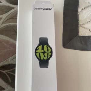GALAXY WATCH 6 - EN helt ny GALAXY watch 6 oanvänd. Packetet är öppnat endast för bilder. Klockan är i bästa skick och ska säljas för att jag inte behöver den. Priset på klockan är 4000kr men jag säljer den för 3000kr