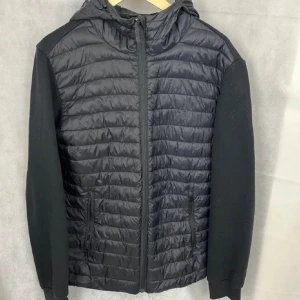 Cardigan livergy - Säljer nu denna riktigt feta cardigan från livergy! Nypris köpt för ca 1800, modelle. Är ca 182, skicket är helt nytt aldrig använt den! Tveka inte på att skriva!