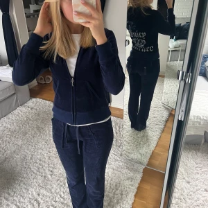 Juciy set  - Superfint mörkblått juciy set☺️ Jag är 165 och har storlek S i både tröjan och byxorna,, hade nog passat någon som är upp till 170 oxå🩷 Både byxor och tröja ingår i priset, priset kan diskuteras🫶🏼