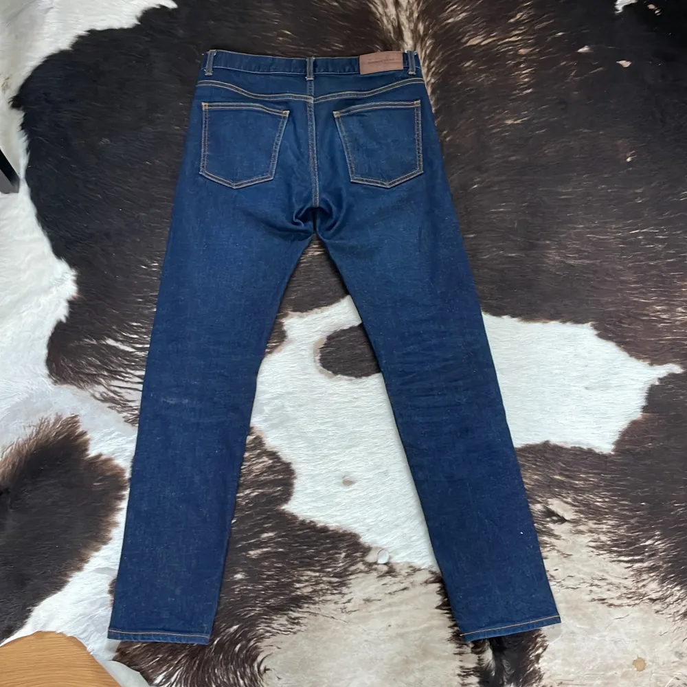 Säljer dessa J.lindeberg jeans i väldigt bra skick, bara använda fem gånger. Modellen är JAY SLIM FIT. Storlek W31 L32. Nypris 1600kr. Priset kan diskuteras.. Jeans & Byxor.