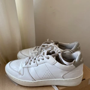 Skor - Sneakers i vitt skinn. märke Linear. Strl 36.  