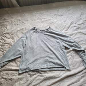 Mjuk grå tröja med croppad form