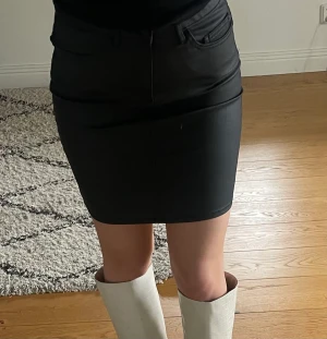 Svart skinnskjol - Matt skinn Aldrig använd!