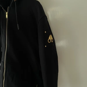 Moose Knuckles Linden Bunny  - Sparsamt använd. Linden Bunny-modell. Storlek M. Inköpt på Johnells Uppsala. Kan hämtas i centrala Uppsala eller fraktas.