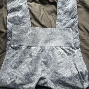 Gymshark tights - Gråa gymsharktights som säljs eftersom dom var för små för mig, bra skick!