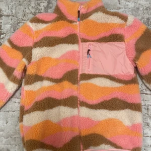 Vår jacka - Vår jacka från H&M. Helt oanvänd men prislappen kvar.Materialet är ull och silkes där inne.