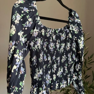 Blommig smock topp - Jättefin smock topp med ballongärm, kan bäras off sholder, knappt använd 