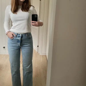 Lev’is jeans  - Jag säljer även dessa blå Levi’s jeans. De passar mig bra i midjan som normalt har storlek 36 men aningen för korta i längden (173cm). Säljer billigt pågrund av rensning inför flytt! Nypris 1200. Skriv gärna för fler frågor, mått eller fler bilder. 🤍