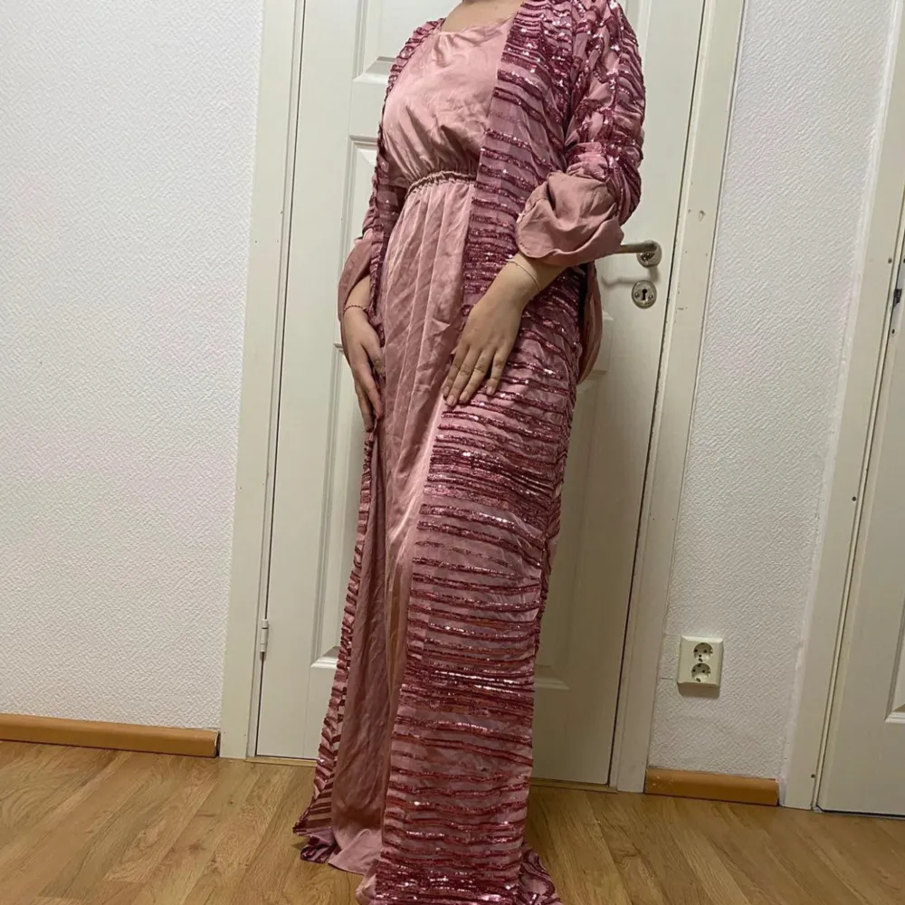 En unik kurdisk klänning (lawandi) som endast använts vid ett tillfälle och har inga skador eller liknande. Hör gärna av dig vid intresse. Pris diskuteras! . Klänningar.