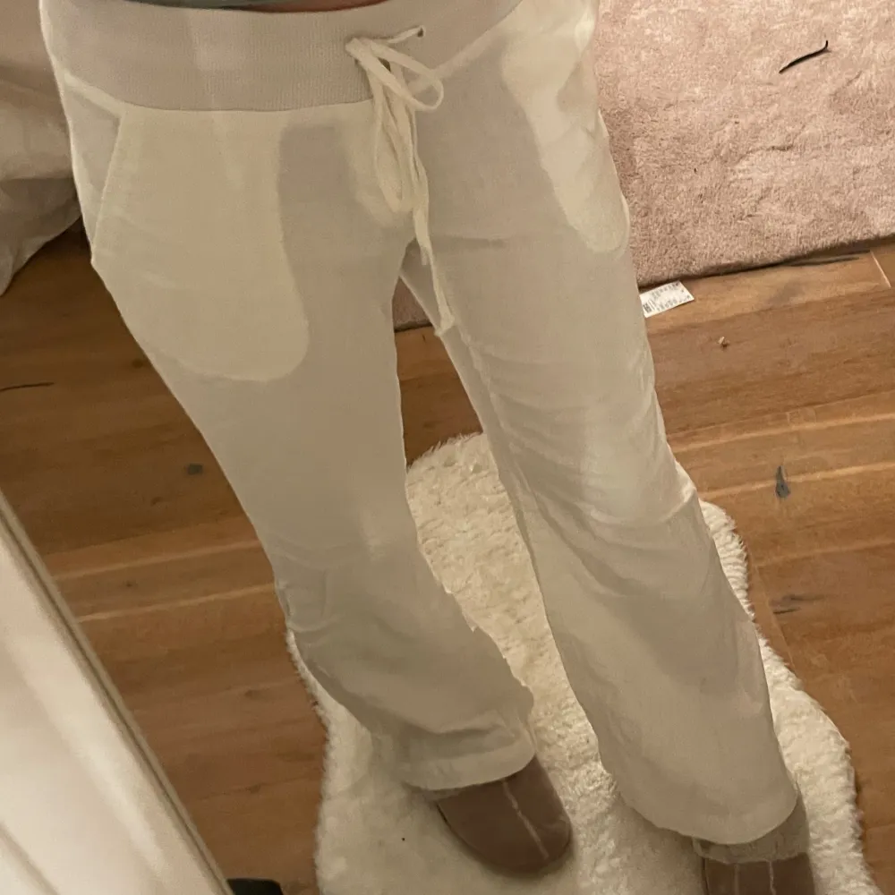 Säljer mina vita linnebyxor från Urban outfitters! Aldrig använda, köpta i maj förra året. Säljer pga att de är lite för korta för mig, är 165 cm! De är lågmidjade och är i mycket bra skick! Skriv om ni har frågor eller vill ha mer bilder!. Jeans & Byxor.