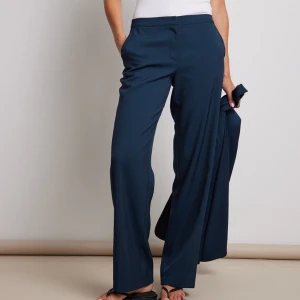 Kostymbyxor  - Helt oanvända mörkblåa kostymbyxor från NAKD, medelhög midja och raka ben