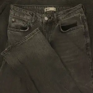 Super fina bootcut jeans från Gina tricot i storlek 34 som ej kommer till användning längre, lite slitningar längst ner men inget man ser när dom är på 🤍