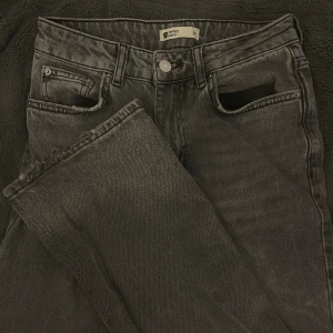 Bootcut jeans  - Super fina bootcut jeans från Gina tricot i storlek 34 som ej kommer till användning längre, lite slitningar längst ner men inget man ser när dom är på 🤍