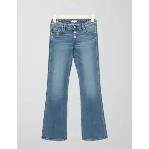 Lågmidjad jeans flare bootcut jeans i blå. Helt ny bara testat. Köpt för 350kr. Kom priv om du vill ha riktiga bilder. Säljer därför att de är för långa för mig. 