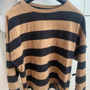 Här är en brun- och svartrandig tröja från Kappahl i storlek M. Den är liten i storlek så S passar också! Säljer pga att den inte kommer till användning.