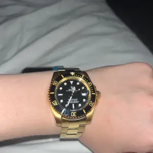Rolex submariner gold black dial, väldigt fin klocka. Super clone med automatisk Quartz movement och Quartz glas så den repas inte😀, helt ny köpte den samma dag som jag lägger upp denna annons men den passar inte mig riktigt