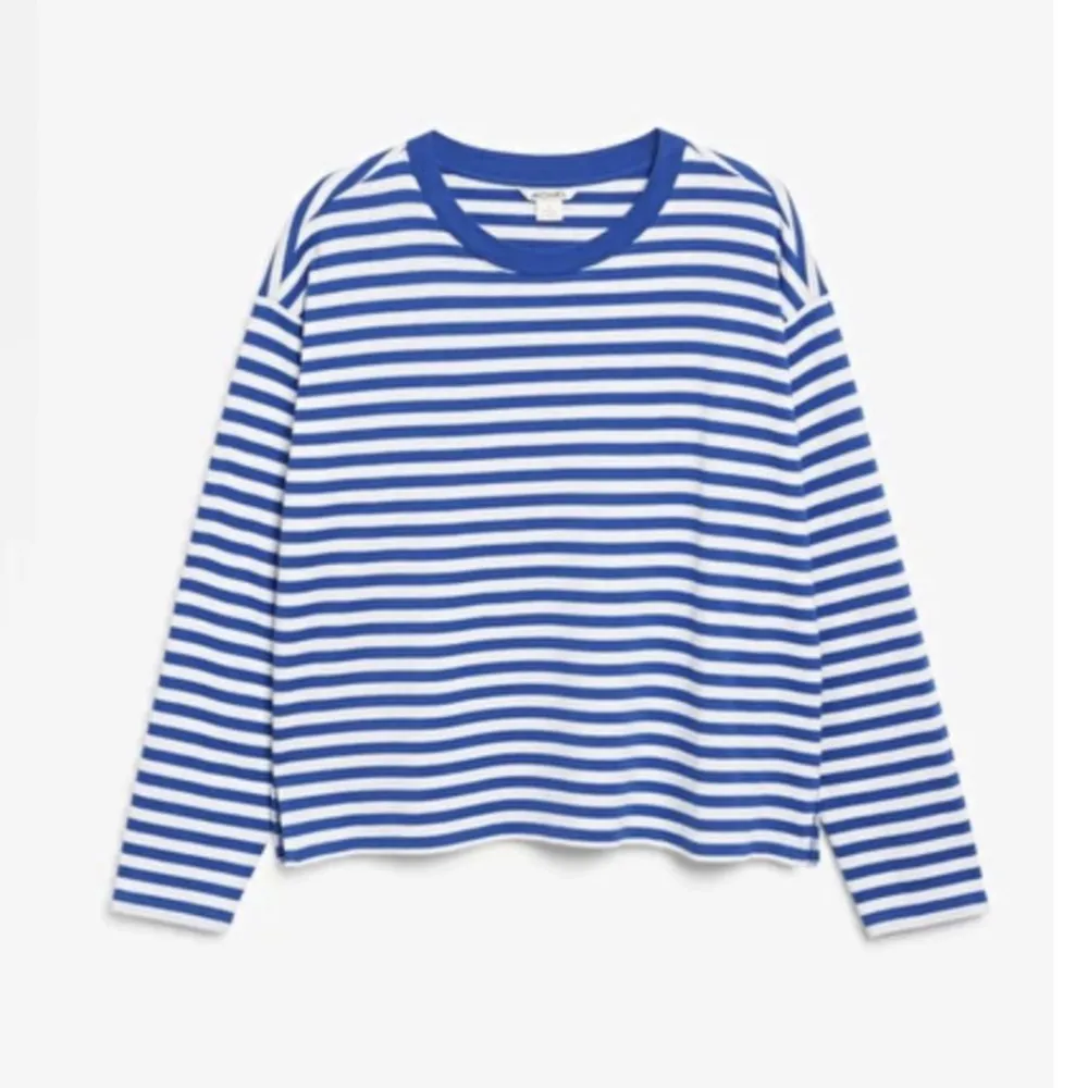 säljer denna randigt marinblåa tröja från monki, den är köpt för 160kr o har inga defekter😇, stryks o tvättas innan postningen, skriv gärna meddelande innan du köper 💓💓. Tröjor & Koftor.