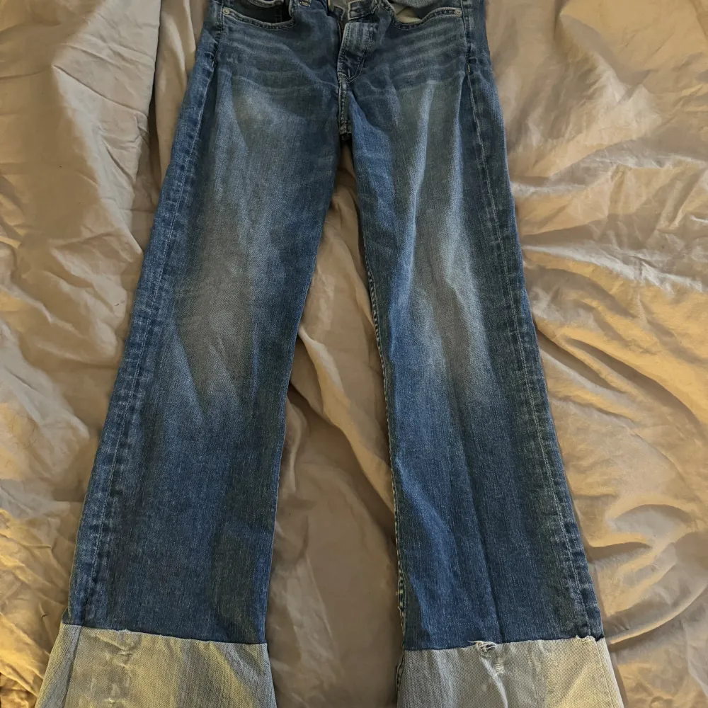 Målade utsväng jeans med palmangels text bak till. Storlek 26 passar xs-s beroende hur man vill att de ska sitta. Färgen klarar tvätt. . Jeans & Byxor.