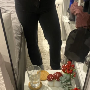 Svarta jeans - Ett par raka lite smalare svarta jeans från NAKD i strl. 40. De är högmidjade med knappar i midjan och väldigt stretchiga. 