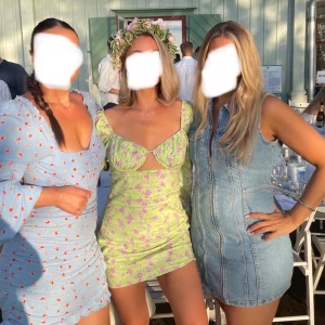 Blommig klänning  - Otrolig klänning från Nelly strl 36, använd en gång! Perfekt skick  