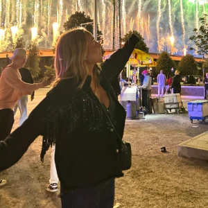 Zara jacka - Säljer denna super snygga jacka från zara! En sån ”stripe” har dragits av men de syns knappt! Perfekt till våren🥰🫶🏻