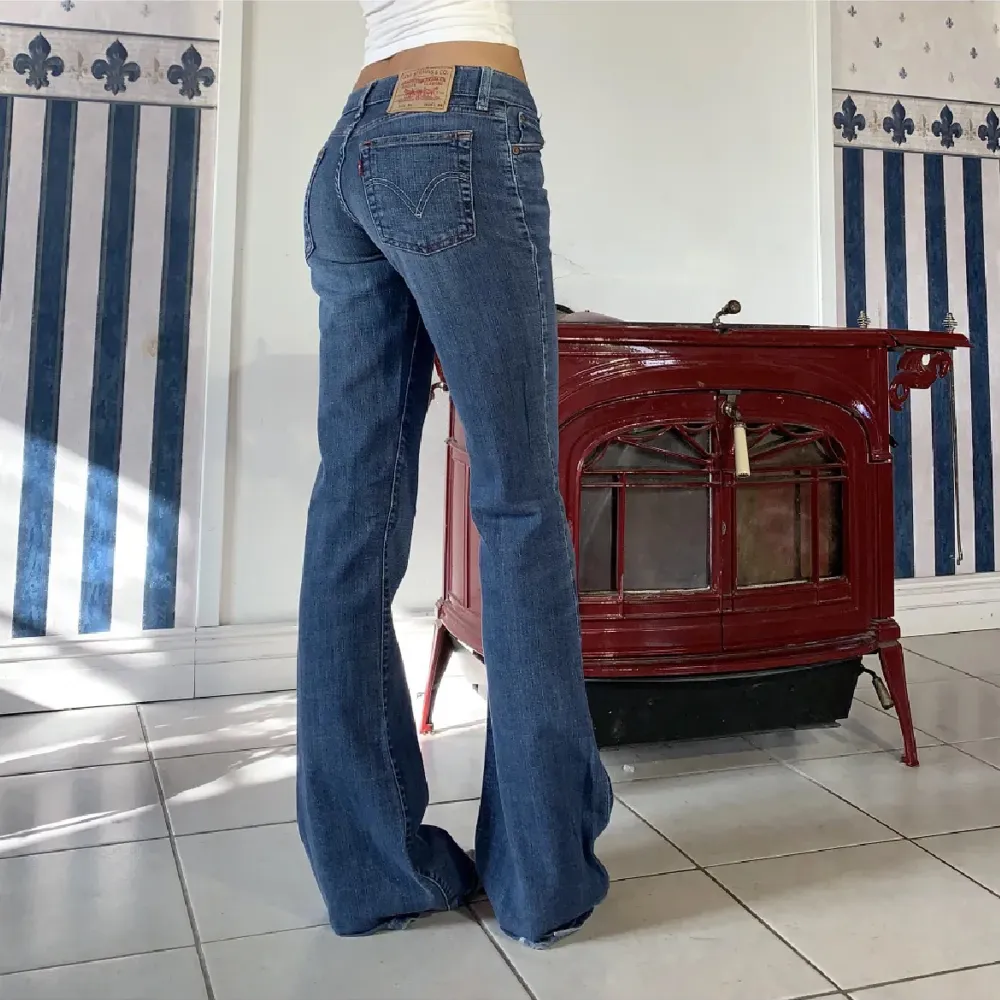Lågmidjade jeans köpta från Tina Adesjö här på plick, bilderna är lånade av henne. Säljer för de är lite för små för mig ❤️. Jeans & Byxor.