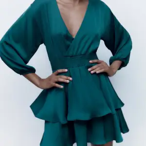 Jättefin och söt mörkgrön/turkos satin klänning från Zara som är använd fåtal gånger!