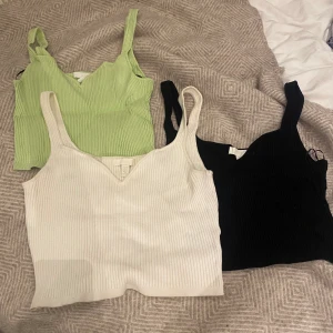 Ribbstickade linnen - 3st ribbade linnen från H&M lite kortare i modellen och jättesnygg ringning! Alla i strl M och samma modell, i limegrön, vit och svart. Knappt använda, säljes tillsammans :)