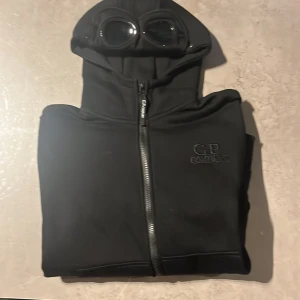 Cp company hoodie - Cp hoodie som är för liten för mig som är 182, passar en lite mindre. Säljes för den används inte 9/10 skick. Har kvitto🔥