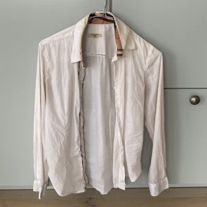 Burberry skjort - Hej!  Säljer nu min Burberry skjorta då jag har växt ut den är bra skick.