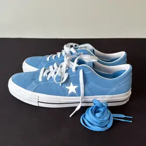 Helt oanvända Converse allstar i storlek 46,5. Blåa skosnören medföljer. 
