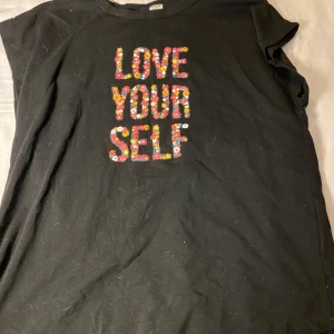 Svart  T-shirt - 152 cm  Aldrig använt  Väldigt skönt material  Köparen står för frakten
