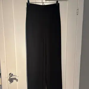 Byxor ifrån Nelly💓modell - Crepe straight pants💓aldrig använda utan bara testade💓kom privat för fler bilder eller om du har några frågor💓priset kan diskuteras💓