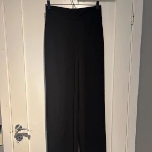 Byxor - Byxor ifrån Nelly💓modell - Crepe straight pants💓aldrig använda utan bara testade💓kom privat för fler bilder eller om du har några frågor💓priset kan diskuteras💓