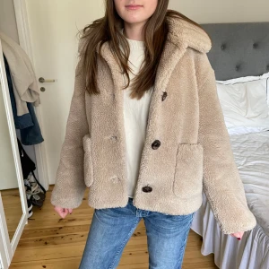 Päls jacka - Perfekt vår jacka! Från Zara💖 en liten defekt på en knapp, syns dock inte så tydligt💖