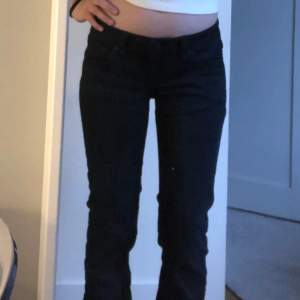 Svarta lowrise jeans i modellen ”Valerie”. I bilderna ingår måtten på innerbenslängd och midjan rakt över. Sprillans nya och slutsålda överallt. Kontakta vid fler bilder😙