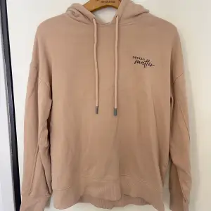 Beige Hoodie från Amisu storlek S, passar även XS.  OBS, en liten fläck (bilaga 3). Kan förhoppningsvis tvättas bort med rätt medel. 