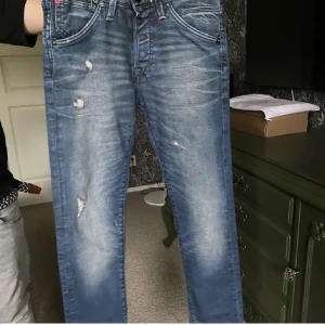 Jack & jones jeans - Hej! Säljer nu mina jeansi storlek W28 och L30 då dem tyvärr inte passar. Dem är i ny skick och har inga skador. 