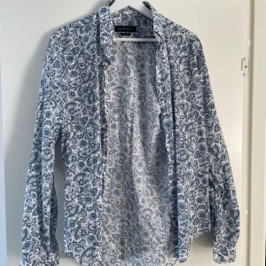 Zara Skjorta - Blommig Skjorta från Zara i storlek M med passformen Slim Fit. Använd endast 2/3 gånger och är i väldigt bra skick.