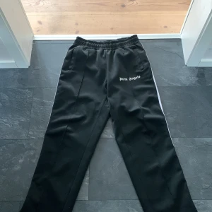 Palm angels byxor  - Säljer nu mina Palm Angels byxor då de inte används längre. Skick: 7/10, har ett litet hål vid benet samt en del av det vita strecket har gått upp. Storlek M men passar definitivt L med. Hör av er vid fler frågor. 👖🤲