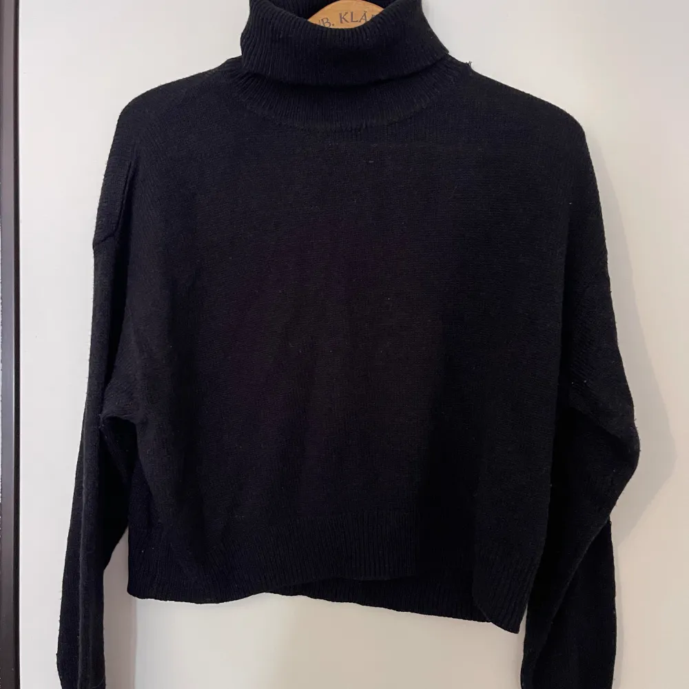 Stickad tröja i svart med turtleneck (krage) från H&M. Väldigt fint och ett fåtal gånger använt. Storleken är S. . Stickat.