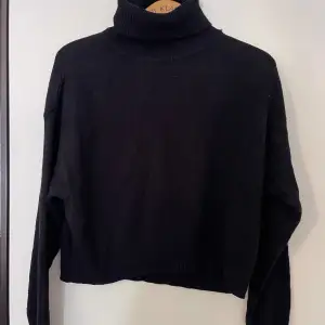 Stickad tröja i svart med turtleneck (krage) från H&M. Väldigt fint och ett fåtal gånger använt. Storleken är S. 