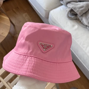 PRADA bucket hat rosa - I använt men fint skick. strl M