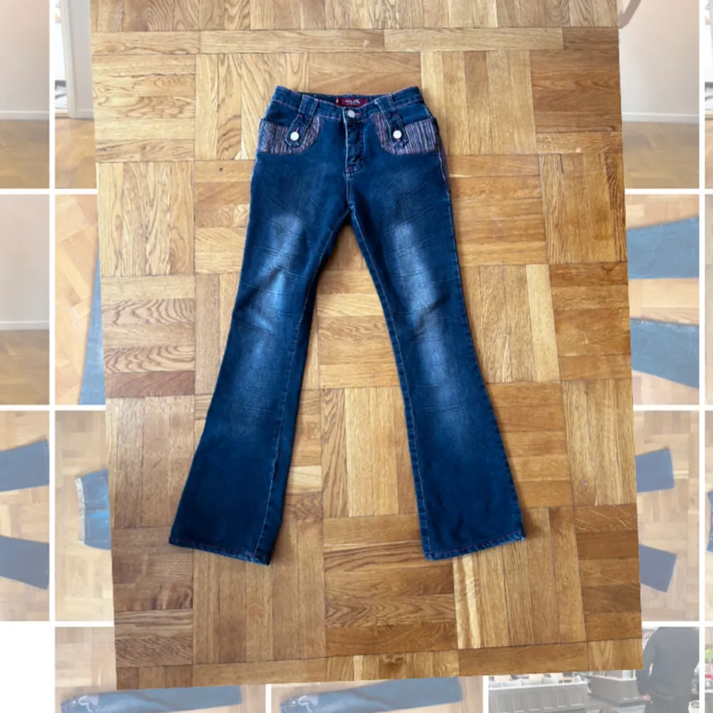 Lågmidjade utsvängda jeans  med detaljer. Jeans & Byxor.